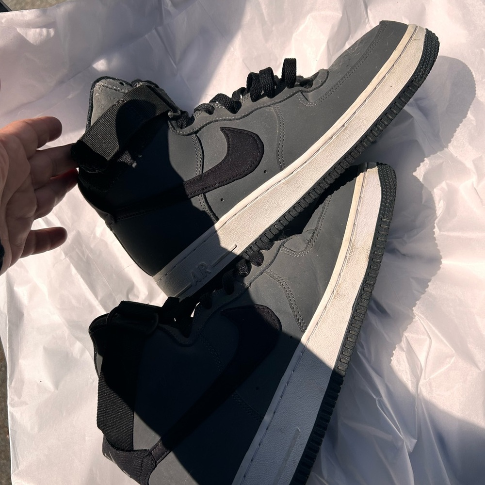 Nike High-Top Sneakers in Grey and Black (Detail)